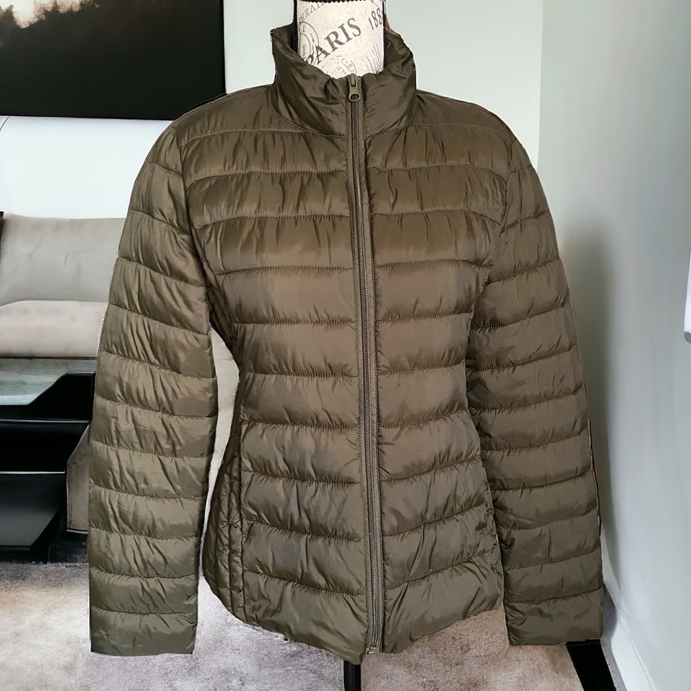 Ultra light packable jacket that comes with a little pouch. Dark forest green.